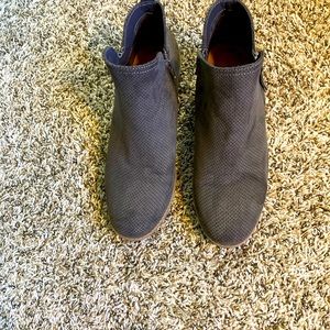 NWOT cute suede women’s boots size 9